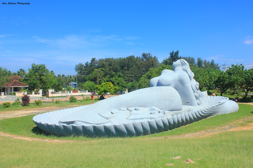 big sculpture in a garden.
Kovalam-beach-resort-kovalam-hotels